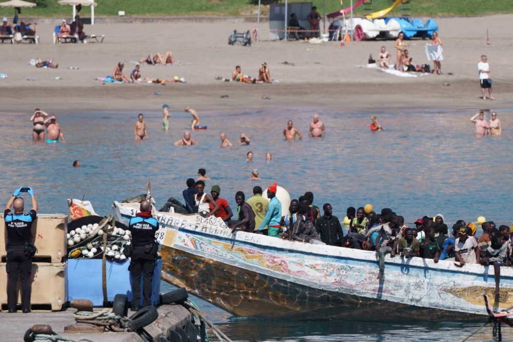 Around 900 sub-Saharan migrants arrive to the Canary Islands in less than 24 hours