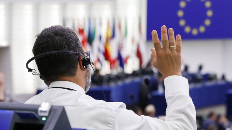 Quatre eurodéputés polonais accusés d’incitation à la haine contre les migrants pourraient perdre leur immunité