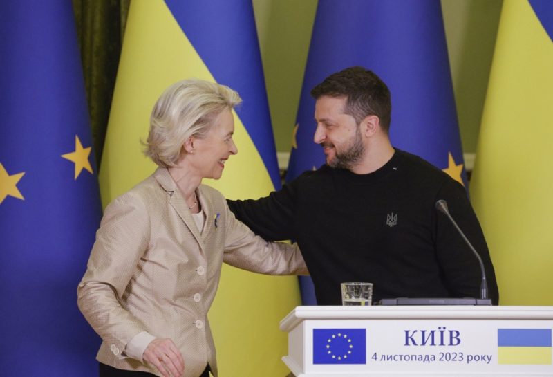 Élargissement : à Kiev, Ursula von der Leyen salue les « excellents progrès » de l’Ukraine