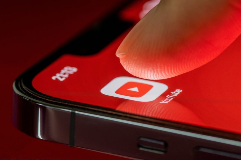 Protection des mineurs : l'UE prépare une enquête visant TikTok et YouTube
