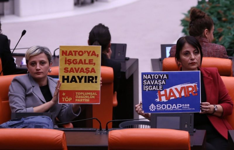 La Turquie ratifie l’adhésion de la Suède à l’OTAN, mais la Hongrie continue de faire obstacle