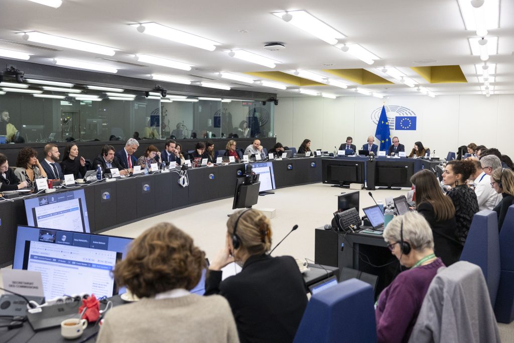 Travailleurs des plateformes : la France s&rsquo;oppose activement à la présidence belge du Conseil