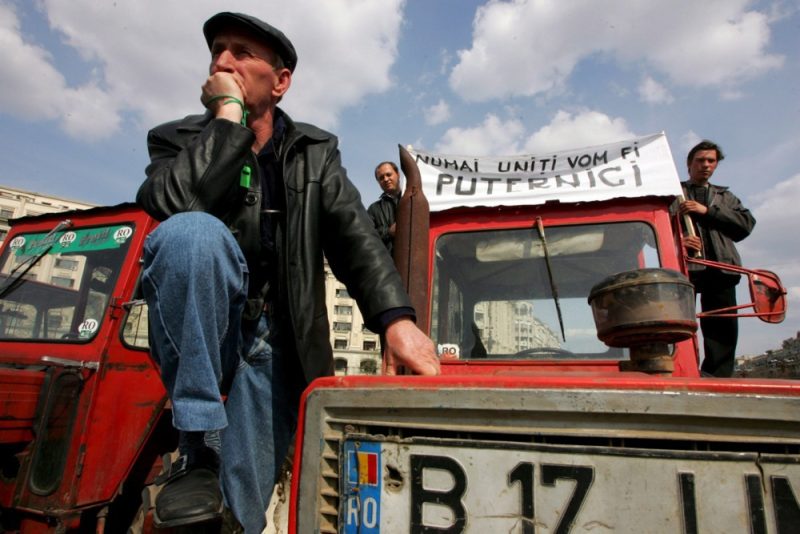Les agriculteurs et les transporteurs roumains bloquent les routes pour protester contre le coût des polices d’assurance