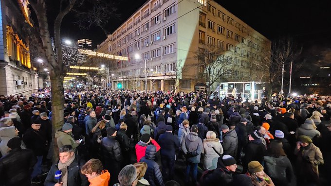 Élections contestées en Serbie : plusieurs milliers de manifestants à Belgrade