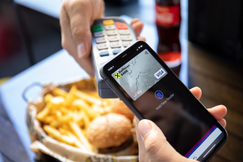 Apple ouvre ses appareils aux systèmes de paiements concurrents, la Commission européenne demande l’avis des parties intéressées