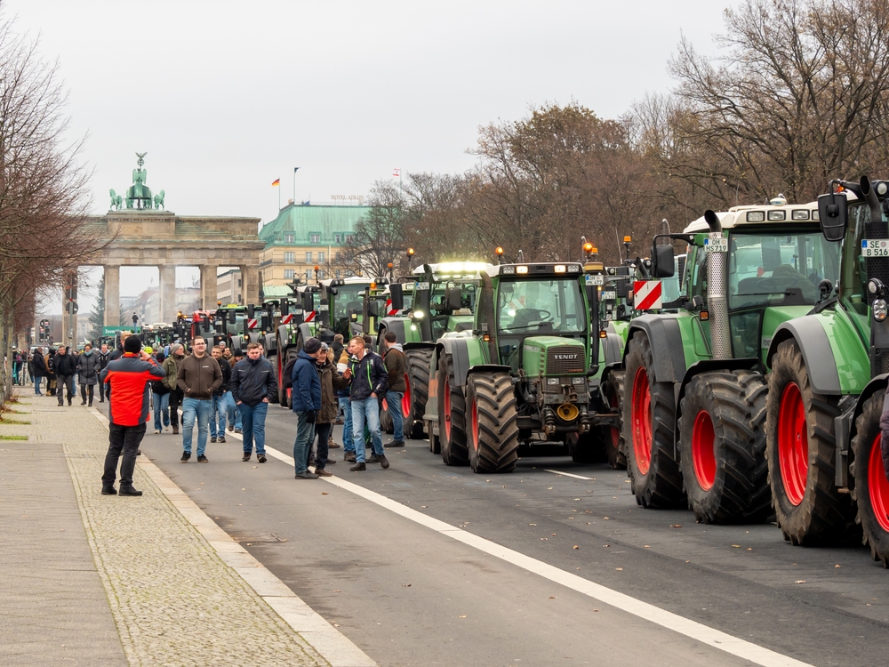 Berlin,,Germany,December,18.,2023,Farm,Tractors,With,The,Brandenburg