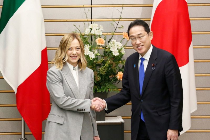 Giorgia Meloni en visite à Tokyo, alors que les agriculteurs italiens arrivent à Rome