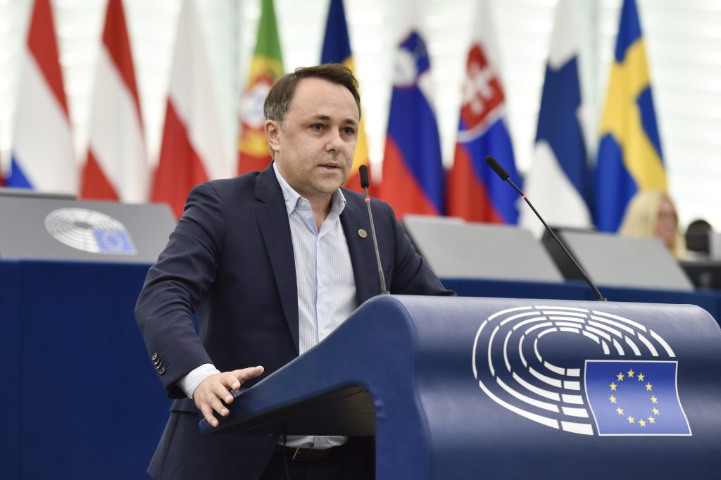 EP-155110A_Plenary_14_democracy