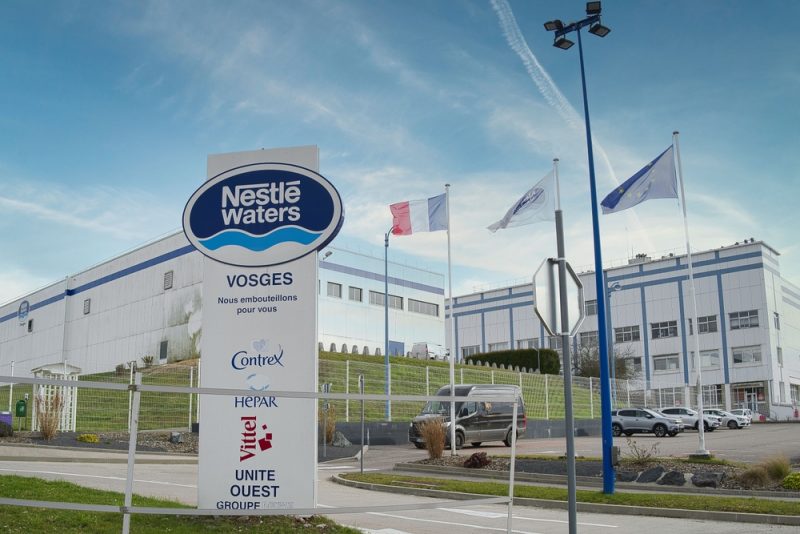 Désinfection d'eaux minérales en France : plainte de Foodwatch contre Nestlé