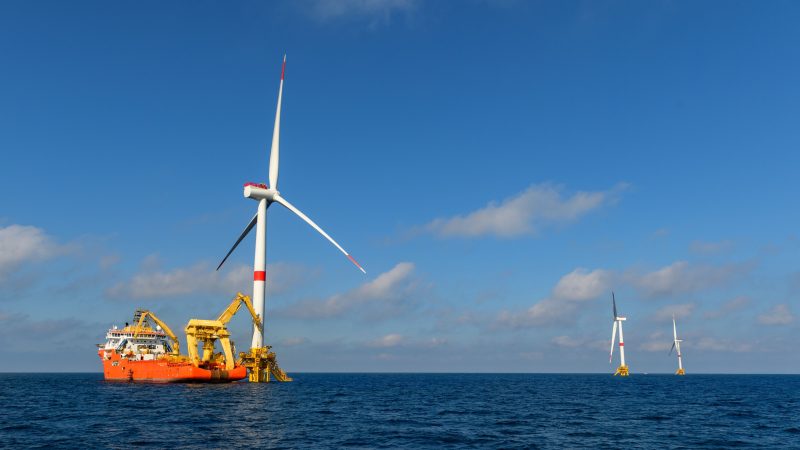 La Bretagne veut « aller plus vite et plus loin » sur l'éolien en mer, déclare le président de la région
