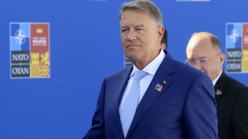 Le président roumain Klaus Iohannis se lance dans la course pour devenir secrétaire général de l’OTAN