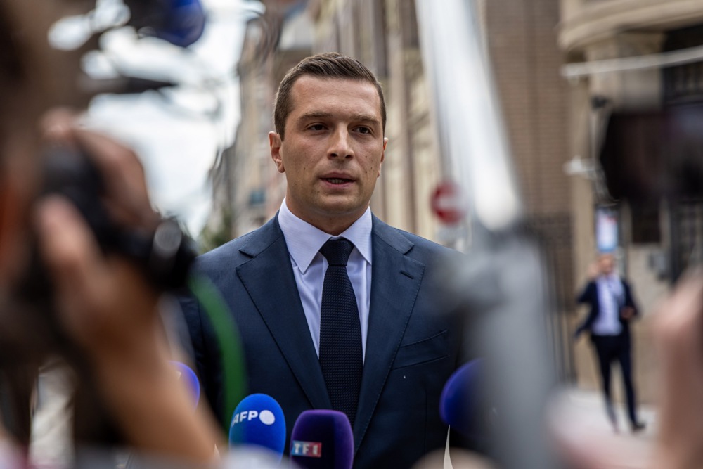 Macron meets with opposition parties leader in Saint Denis