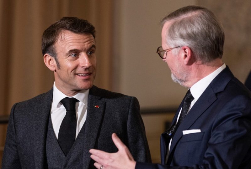 Nucléaire : à Prague, Emmanuel Macron défend EDF face à la concurrence non-européenne