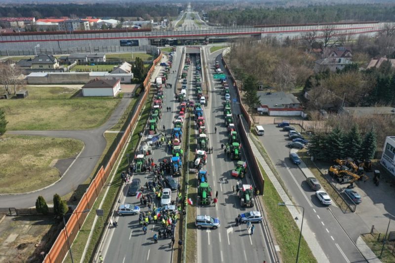 Pologne : les agriculteurs bloquent les routes contre les importations ukrainiennes