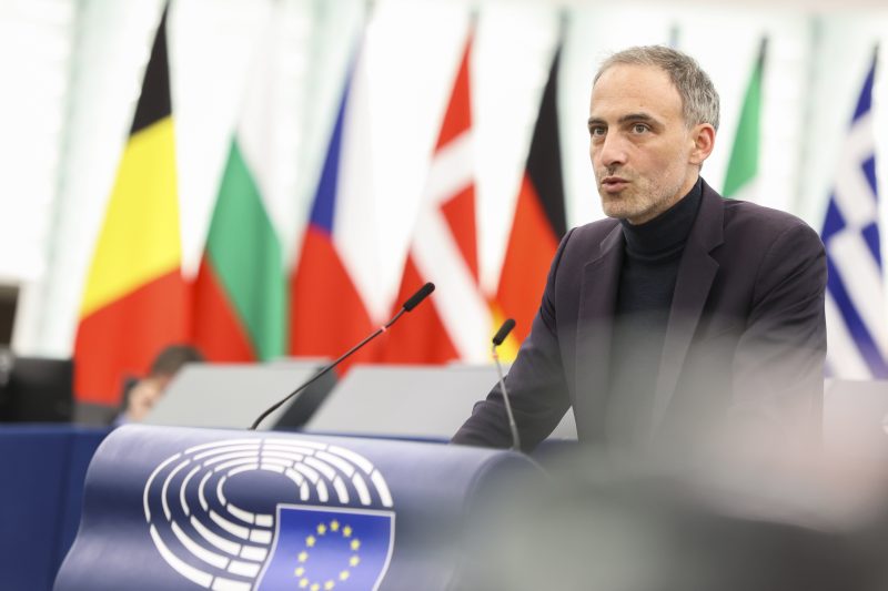 La percée de Raphaël Glucksmann dans les sondages pourrait inquiéter le « camp Macron »