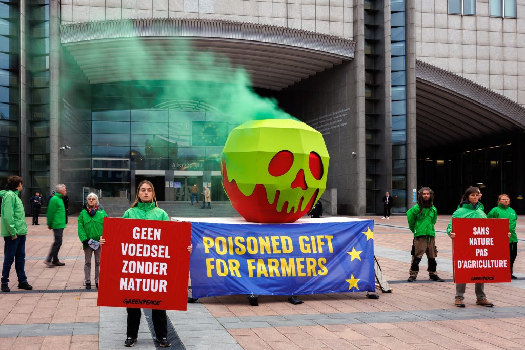 Greenpeace stage &lsquo;A poisoned Gift for Farmers&rsquo; action in Brussels