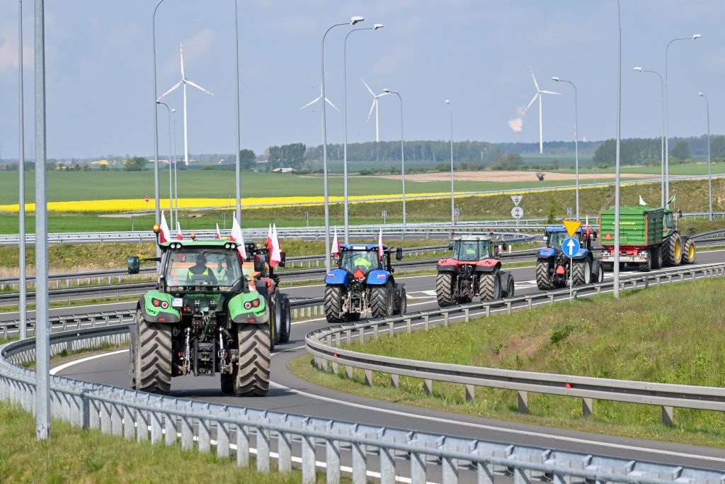Polish farmers block S3 road in protest near Pyrzyce