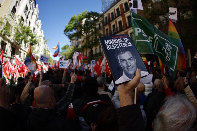 Les socialistes exhortent Pedro Sánchez à ne pas quitter le navire