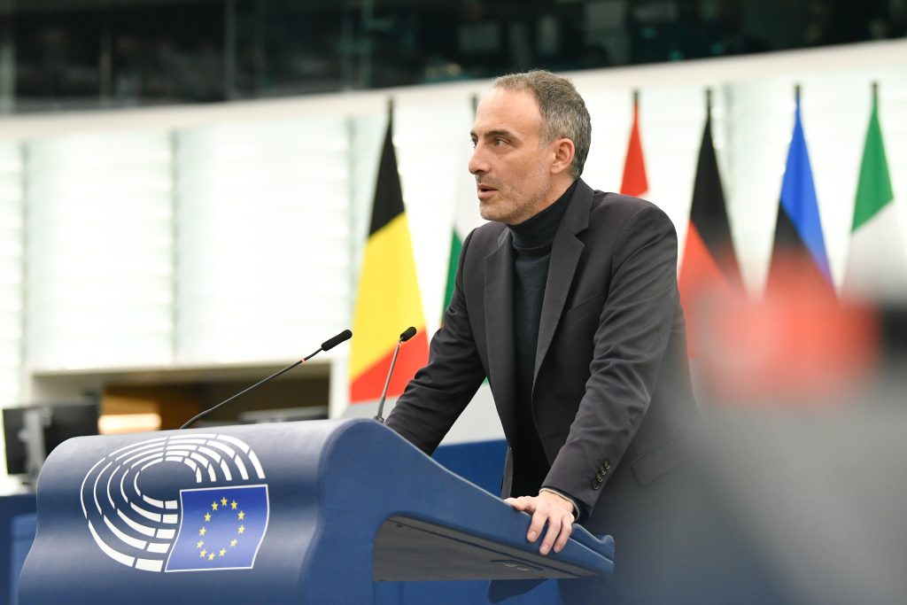 EP-161040G_Plenary_12_democracy