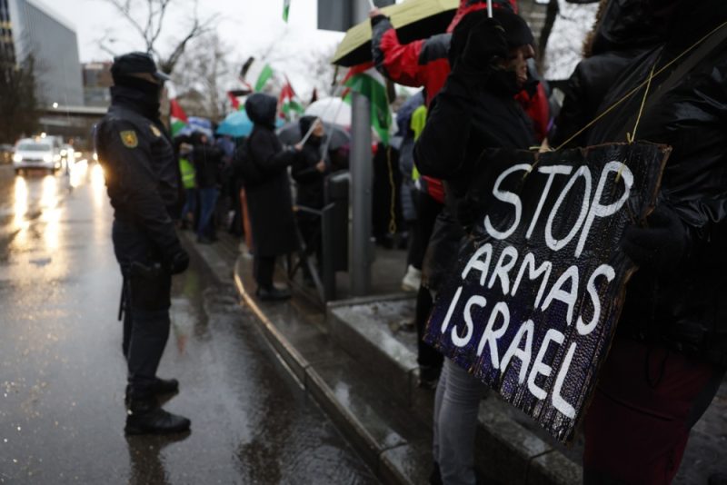 Espagne : les partis de gauche Sumar et Podemos condamnent une livraison présumée d’armes à Israël