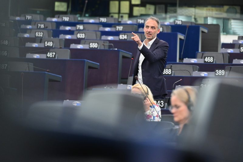 « Cap clair » pour « moment de bascule » : Raphaël Glucksmann dévoile son programme pour les Européennes