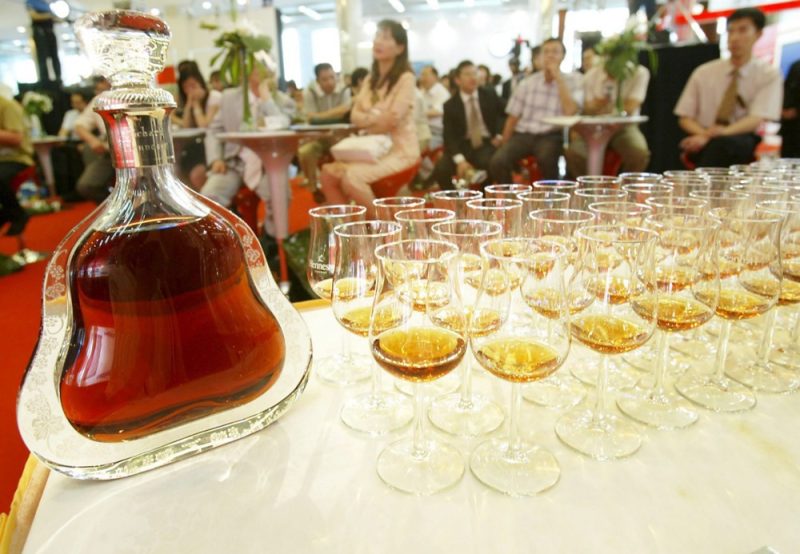 Cognac : des centaines de salariés manifestent pour défendre la filière
