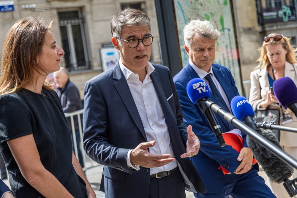 Macron meets with opposition parties leader in Saint Denis