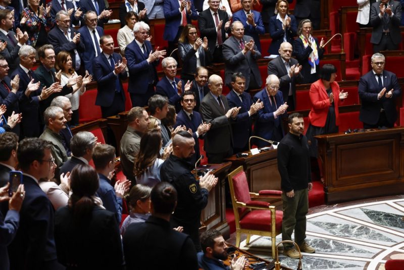 À Paris, Volodymyr Zelensky dresse un parallèle entre le débarquement de Normandie et la lutte contre la Russie
