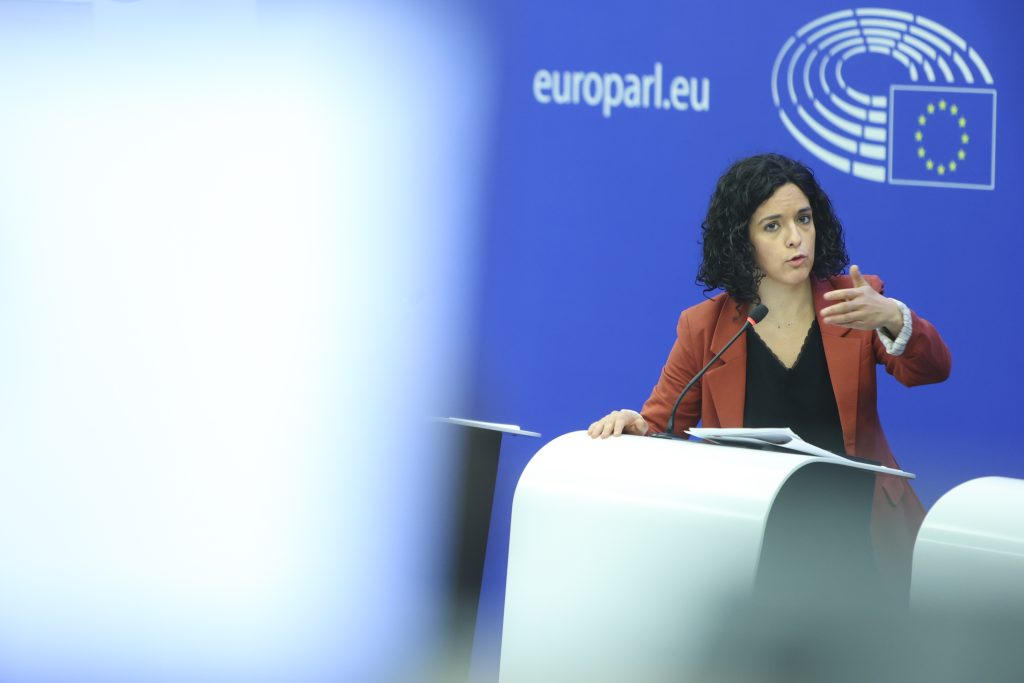 EP-168879A_PressConf_Left