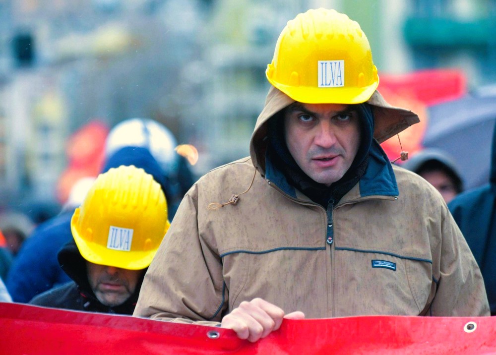 epa03491381 ILVA company steelworkers wears their hart hats as they join a demonstration in Genoa, Italy, 30 November 2012. The Italian government on 30 November is expected to pass an emergency decree aimed at keeping the troubled ILVA steelworks plant in Taranto (southern Italy) operational after its activities were put at risk by a legal and political dispute involving an environmental upgrade. The government of Premier Mario Monti is working on a decree to obtain an Integrated Environmental Authorisation (AIA) in order to keep the plant operating after prosecutors said the company would either have to introduce the environmental measures or face permanent closing.  EPA/LUCA ZENNARO