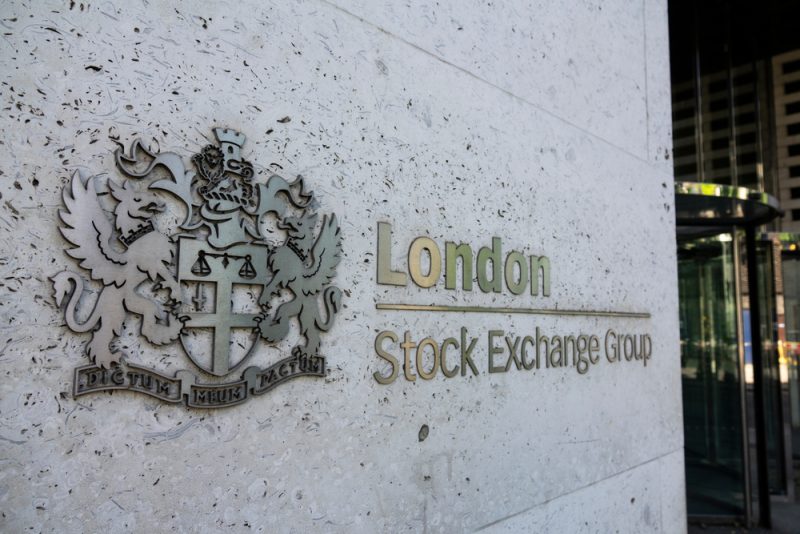 La Bourse de Londres repasse devant celle de Paris, plombée par les turbulences politiques
