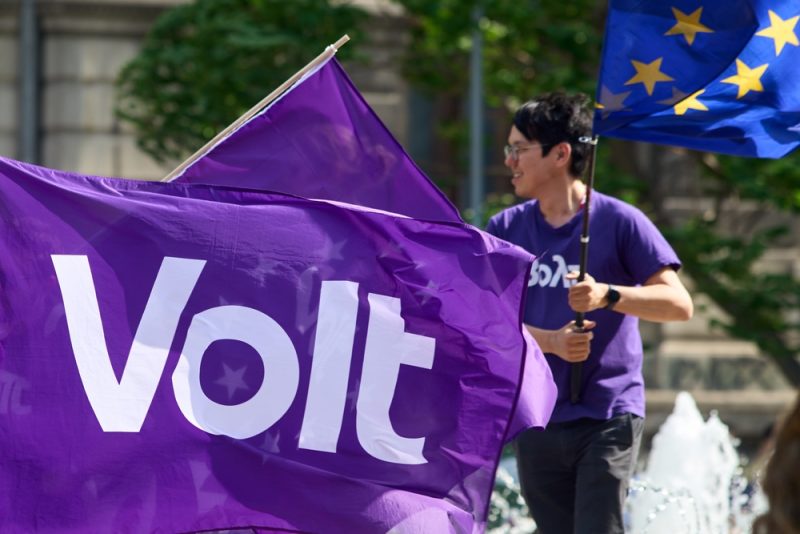 Les eurodéputés Volt préfèrent les Verts à Renew, trop tolérant à l’égard de l’extrême droite