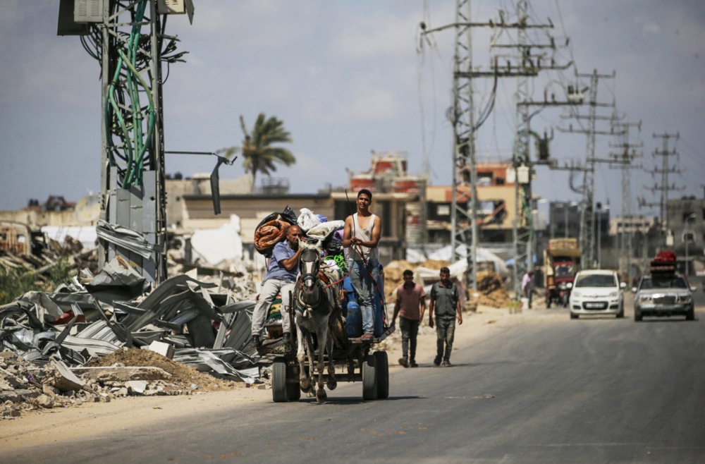 Palestinians flee from Al Bureije refugee camp