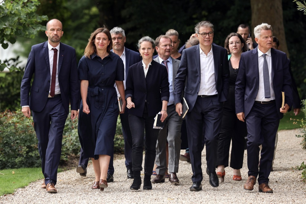 Macron holds consultations with political groups leaders to appoint new prime minister