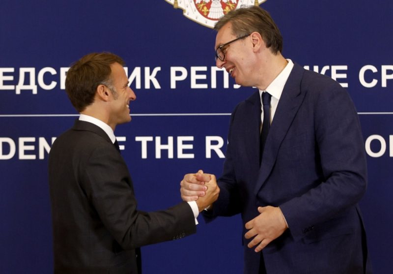 Emmanuel Macron à Belgrade, la Serbie achète douze avions de combat Rafale