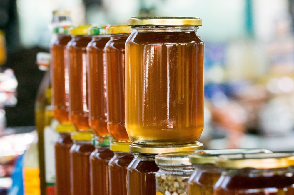 A,Row,Of,Natural,Jars,Of,Honey,For,Sale,At