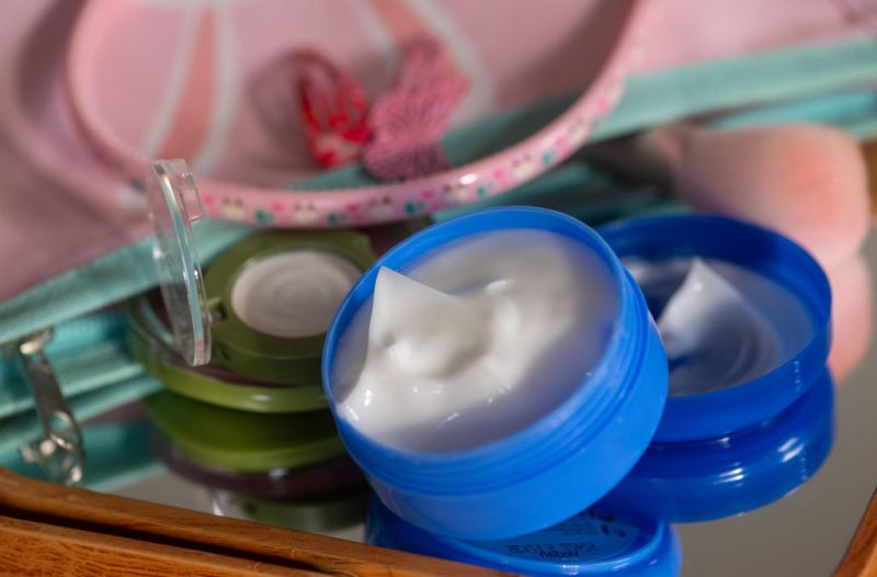 Des produits chimiques nocifs détectés dans des centaines de produits cosmétiques