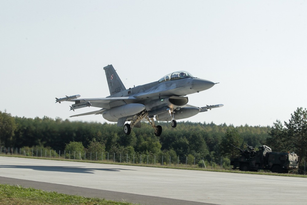 Poland&rsquo;s army holds first highway strip exercise in twenty years
