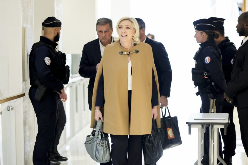 Procès du RN : prison ferme aménageable et inéligibilité requises contre Marine Le Pen