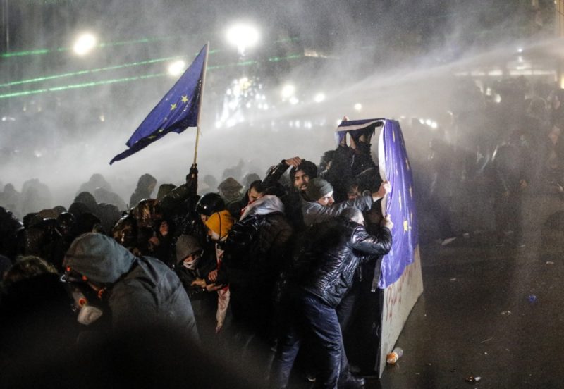 Géorgie : la police tire des gaz lacrymogènes contre des manifestants pro-UE