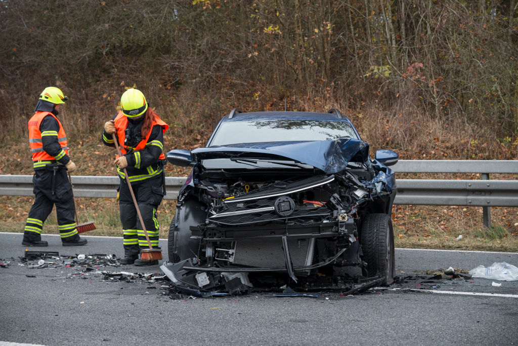 Traffic accident involving at least seven vehicles on B4
