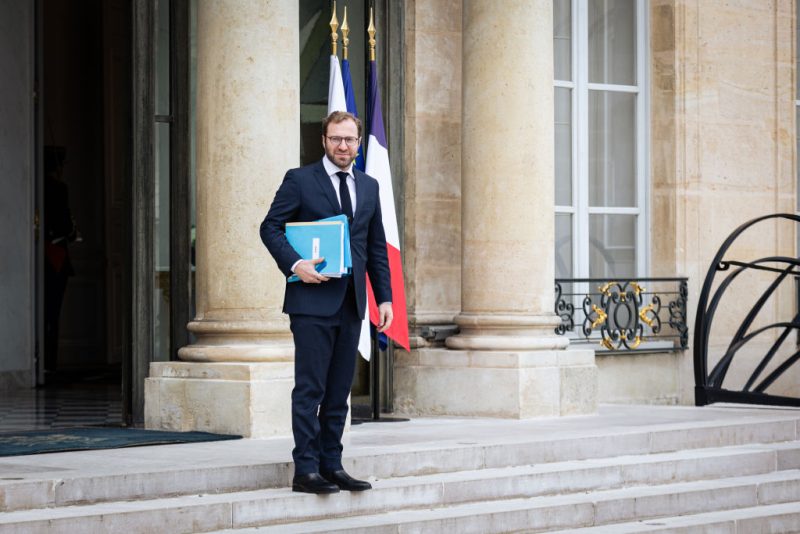 Bruxelles moins optimiste que Paris sur la réduction du déficit public français