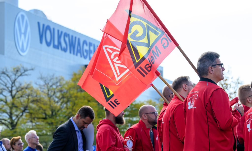 Volkswagen : en Allemagne, les salariés entrent en grève alors que les négociations s’enlisent