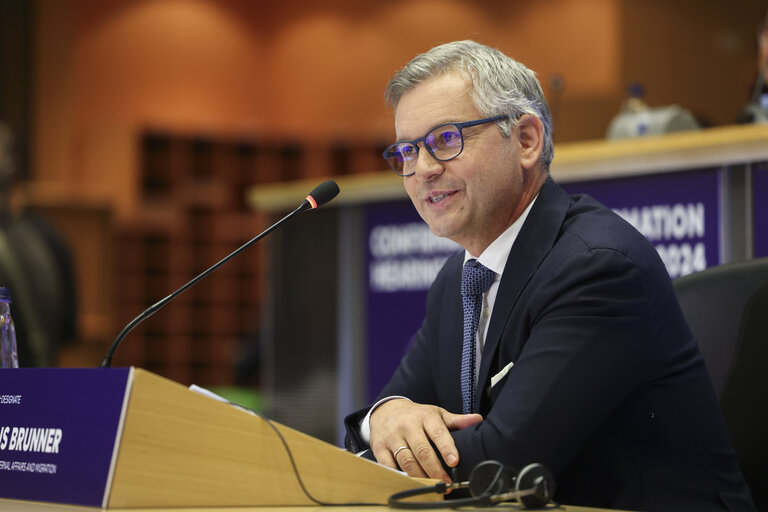 Magnus Brunner se montre « ouvert » aux centres de retour et obtient l’approbation du Parlement