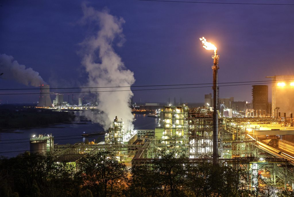 epa11717109 General view of a blast furnace plant of the German steelmaker Thyssenkrupp in Duisburg, Germany, 12 November 2024. ThyssenKrupp Steel industrial conglomerate will release its annual balance sheet for the 2023/24 fiscal year on 19 November 2024.  EPA-EFE/CHRISTOPHER NEUNDORF