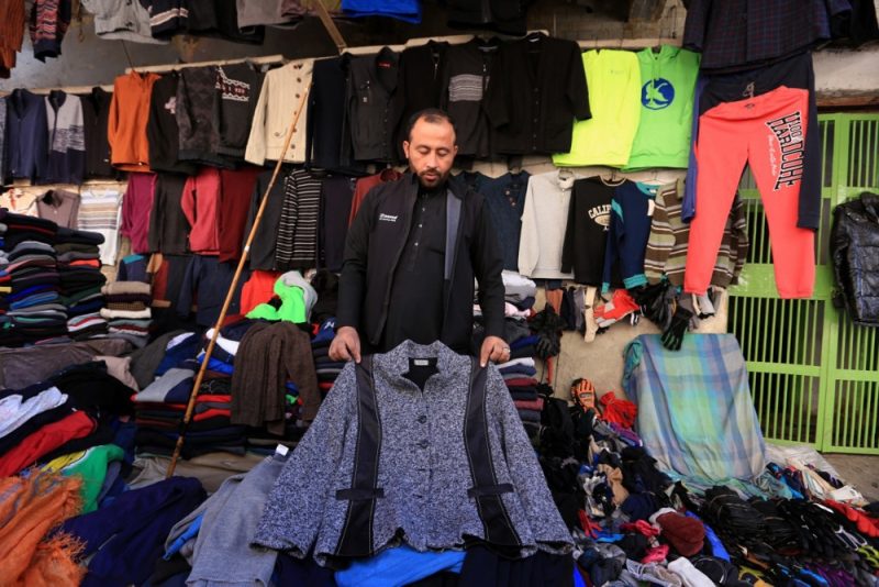 Textiles : des bornes de collecte ferment, la filière française menacée par l'Asie