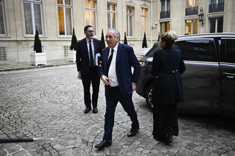 François Bayrou forme son gouvernement, sous le sceau de la continuité