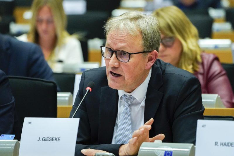Émissions automobiles : le PPE exhorte la Commission à proposer un allègement des pénalités pour les constructeurs