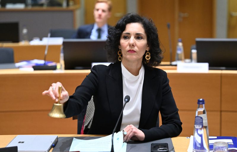 Hadja Lahbib clarifie sa position sur l’égalité des genres, mais reste vague sur son rôle dans la santé