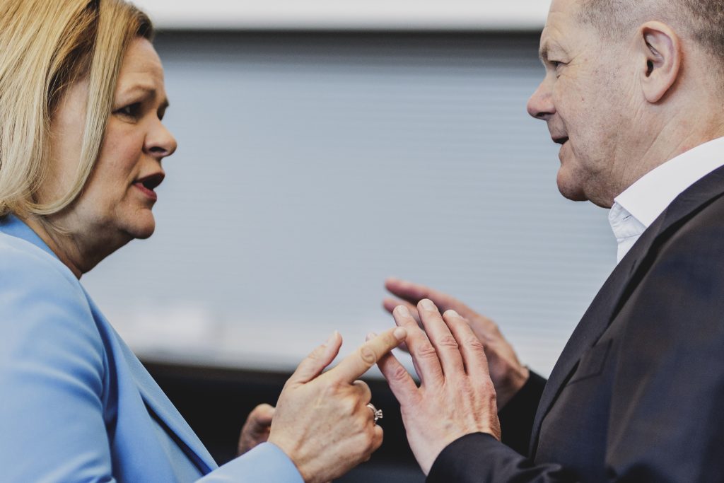 Le projet allemand pour une mise en oeuvre anticipée du Pacte sur la migration et l’asile au bord de l’échec